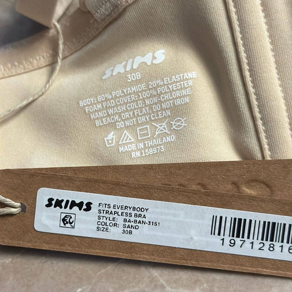 SKIMS FITS EVERYBODY STRAPLESS BRA - Picture 8 of 8